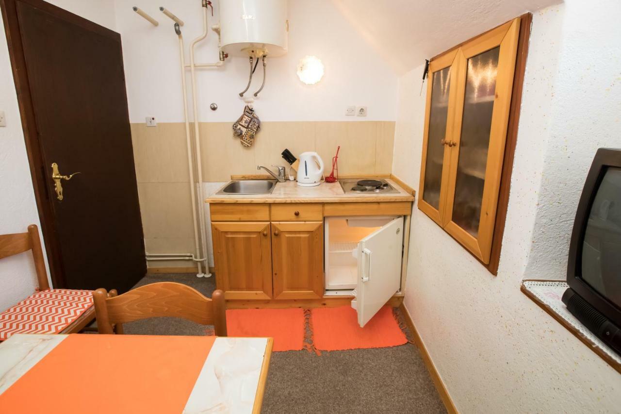 Apartments And Rooms Razen Бохин Екстериор снимка