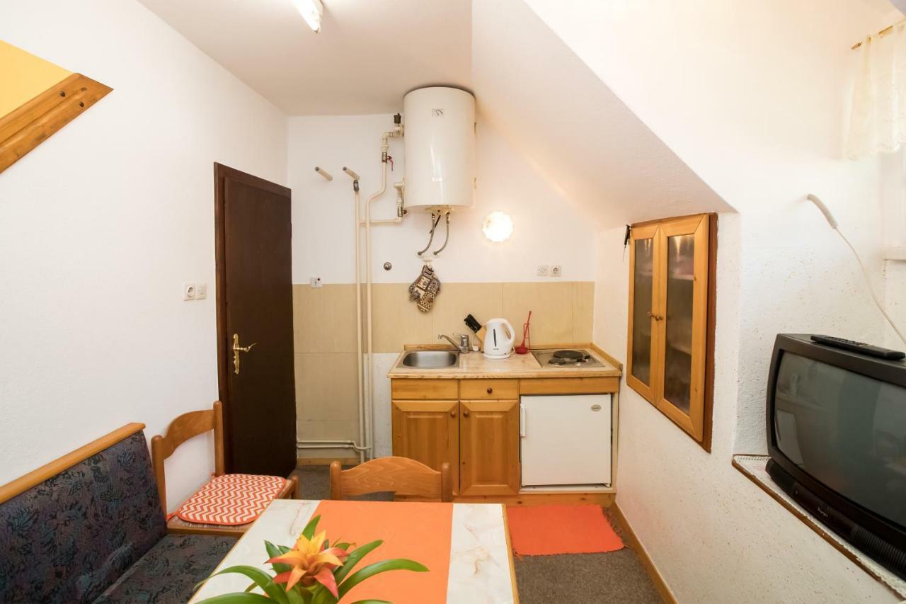Apartments And Rooms Razen Бохин Екстериор снимка